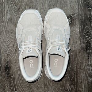 On Running Cloud women’s Cream Athletic Shoes